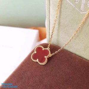 Van Cleef & Arpels vintage alhambra pendant yellow gold, carnelian
