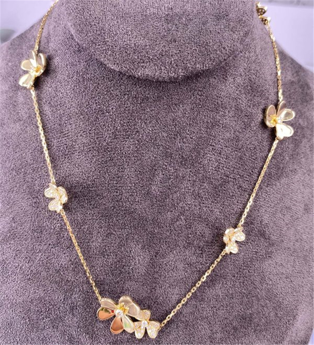 Frivole Pure 18K Yellow Gold Necklace, 9 Flowers with Diamonds
